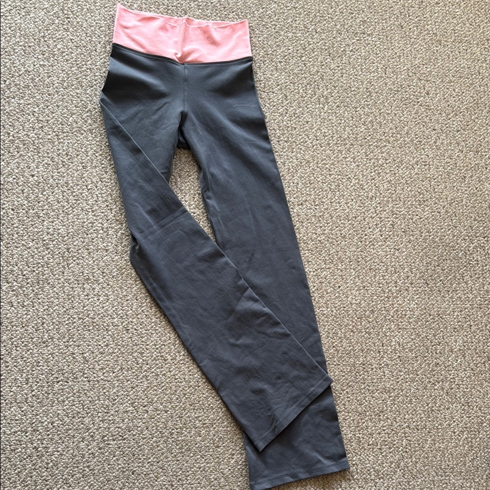 Women’s Gray and Pink workout Leggings size S in new condition